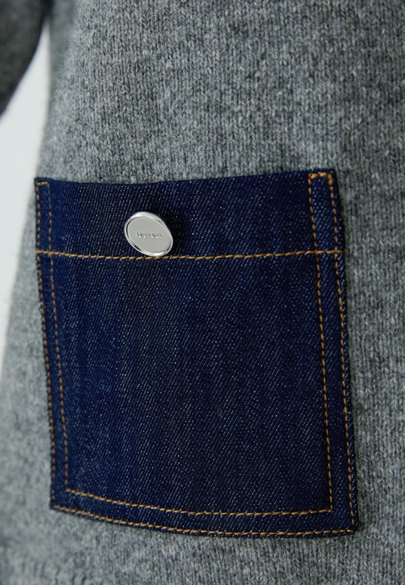 SWETER Z DENIMOWYMI KIESZONKAMI SZARY