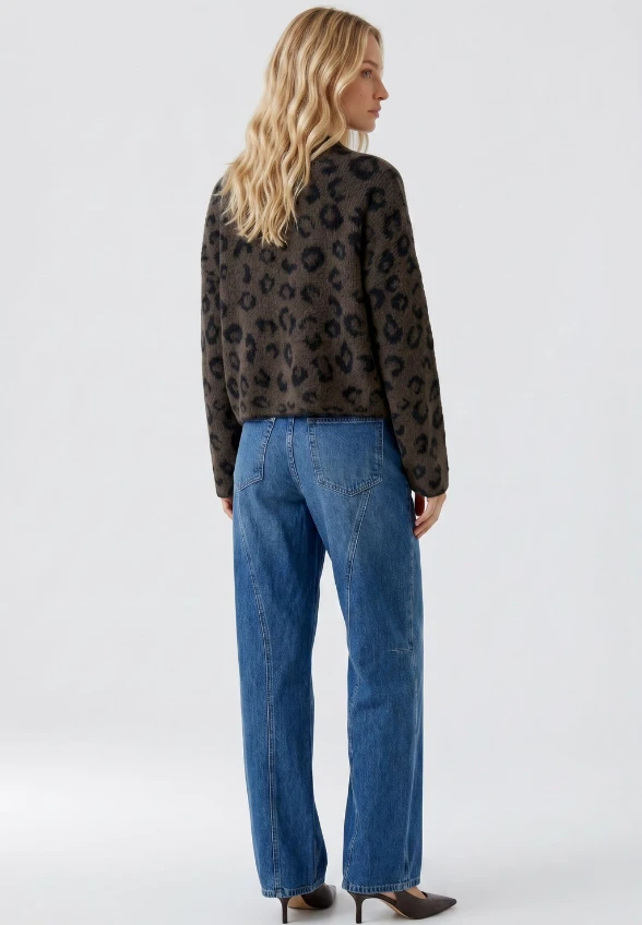 SWETER W PANTERKĘ CIEMNY BRĄZ