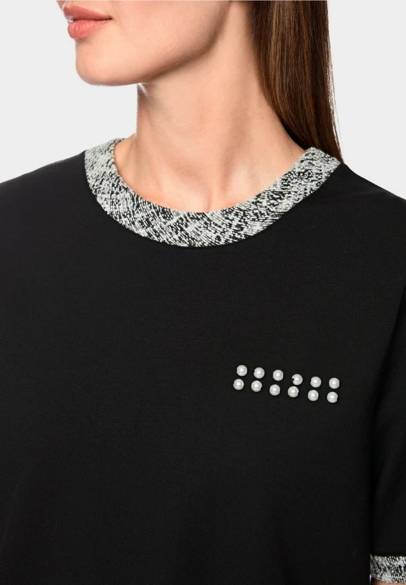 T-SHIRT Z APLIKACJĄ PEŁOWĄ CZARNY