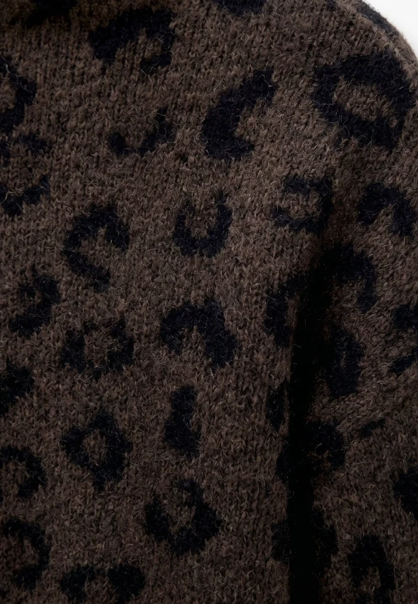 SWETER W PANTERKĘ CIEMNY BRĄZ