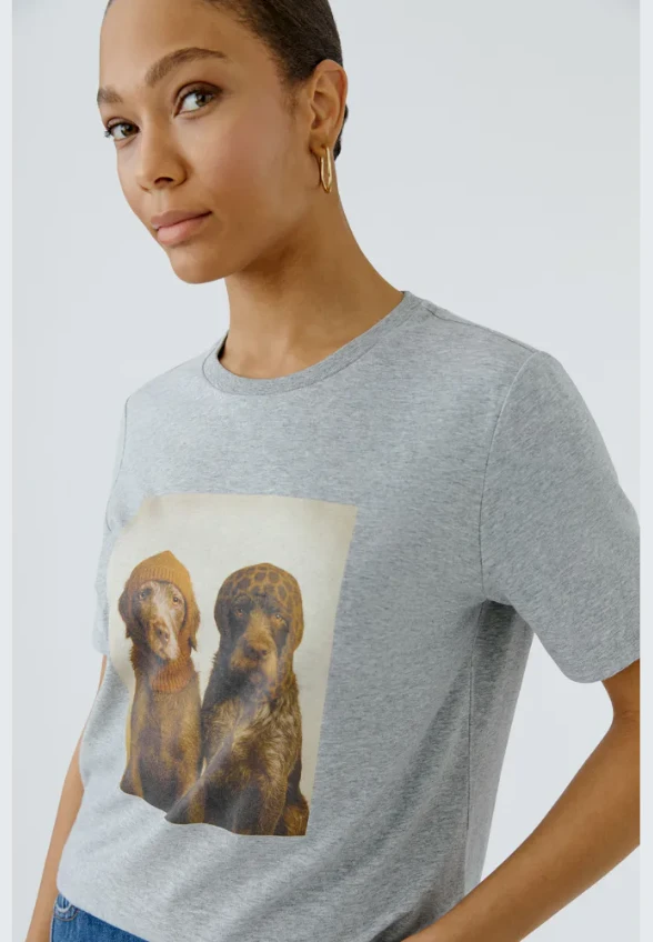 T-SHIRT Z NADRUKIEM PSÓW SZARY