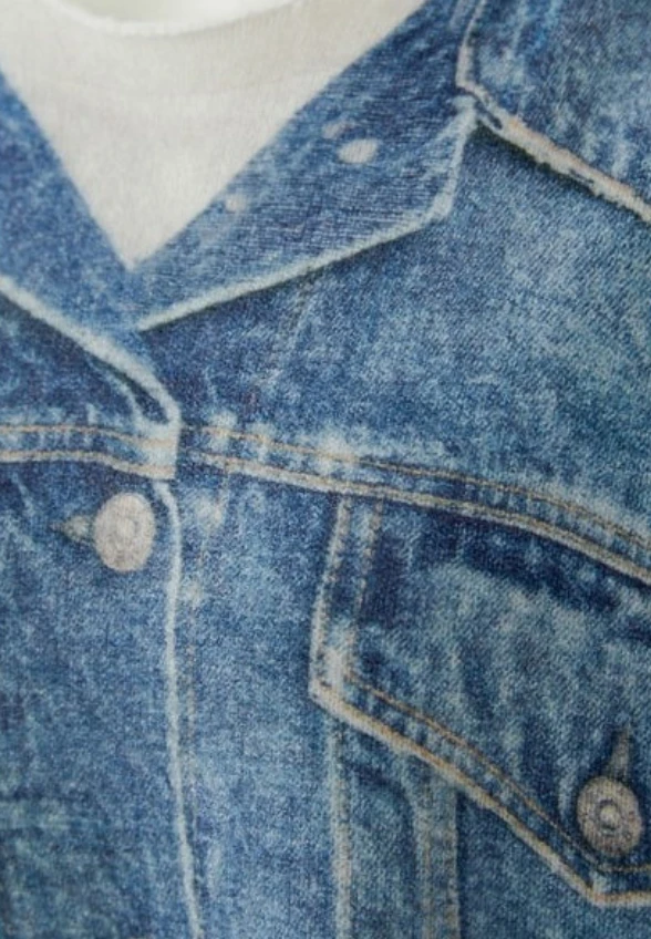 SWETER Z NADRUKIEM JEANSU NIEBIESKI