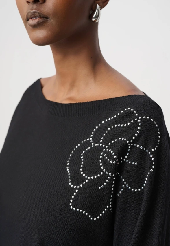 SWETER Z APLIKACJĄ KWIATOWĄ CZARNY