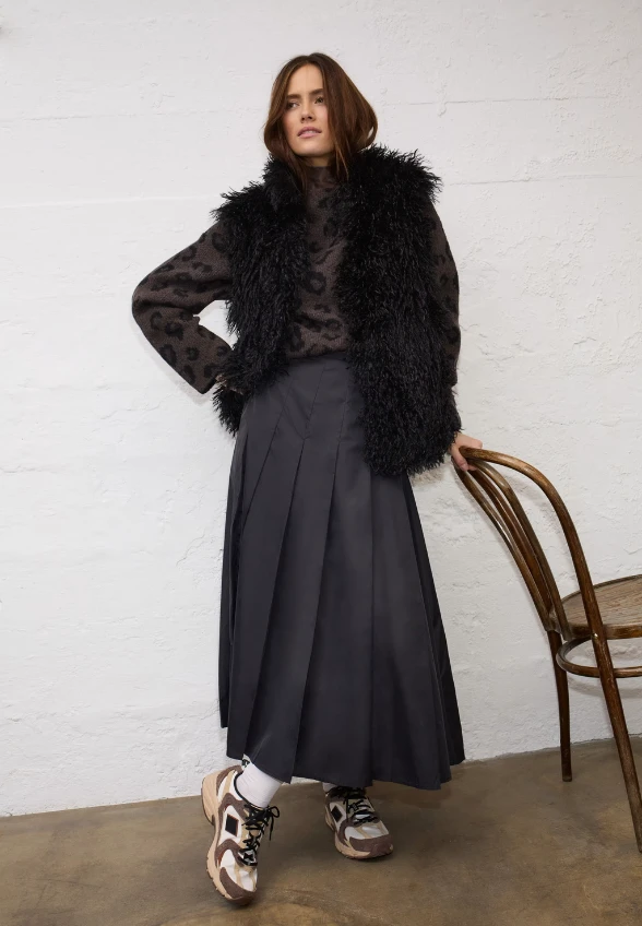 SWETER W PANTERKĘ CIEMNY BRĄZ
