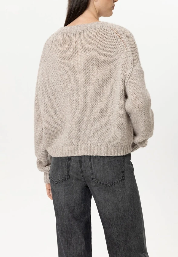 SWETER Z DOMIESZKĄ ALPAKI PERŁOWY