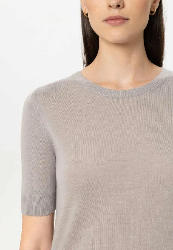 SWETER Z KRÓTKIM RĘKAWEM POPIELATY