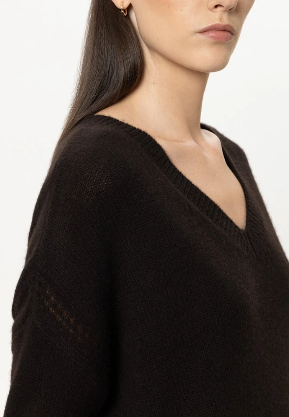 SWETER Z DOMIESZKĄ KASZMIRU CIEMNY BRĄZ