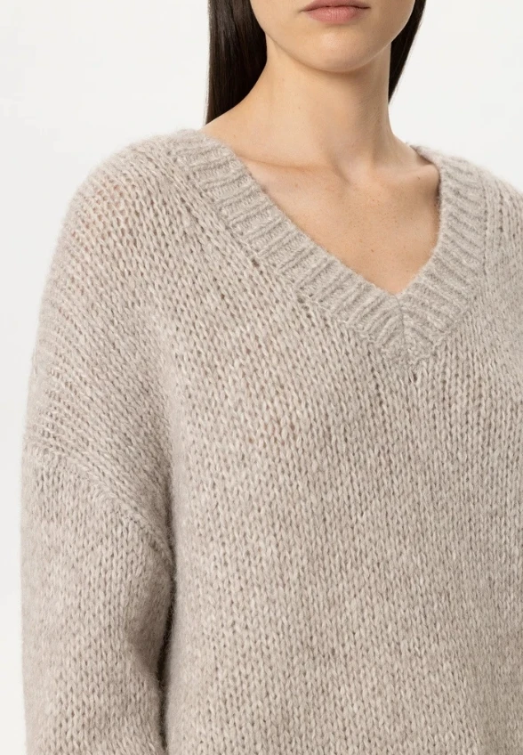 SWETER Z DOMIESZKĄ ALPAKI PERŁOWY