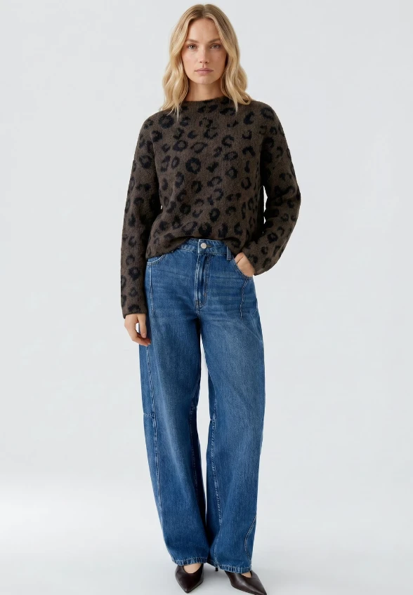 SWETER W PANTERKĘ CIEMNY BRĄZ