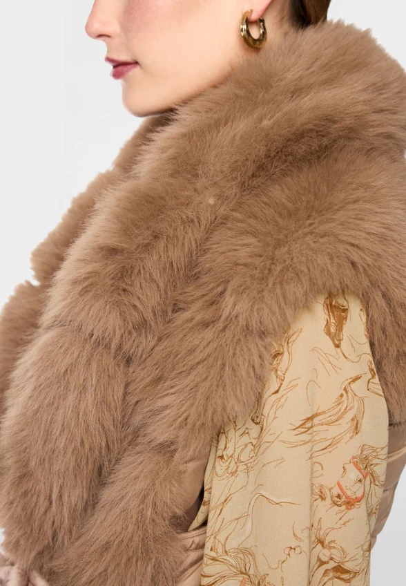 KAMIZELKA Z EFEKTEM FUTRA BRĄZOWA