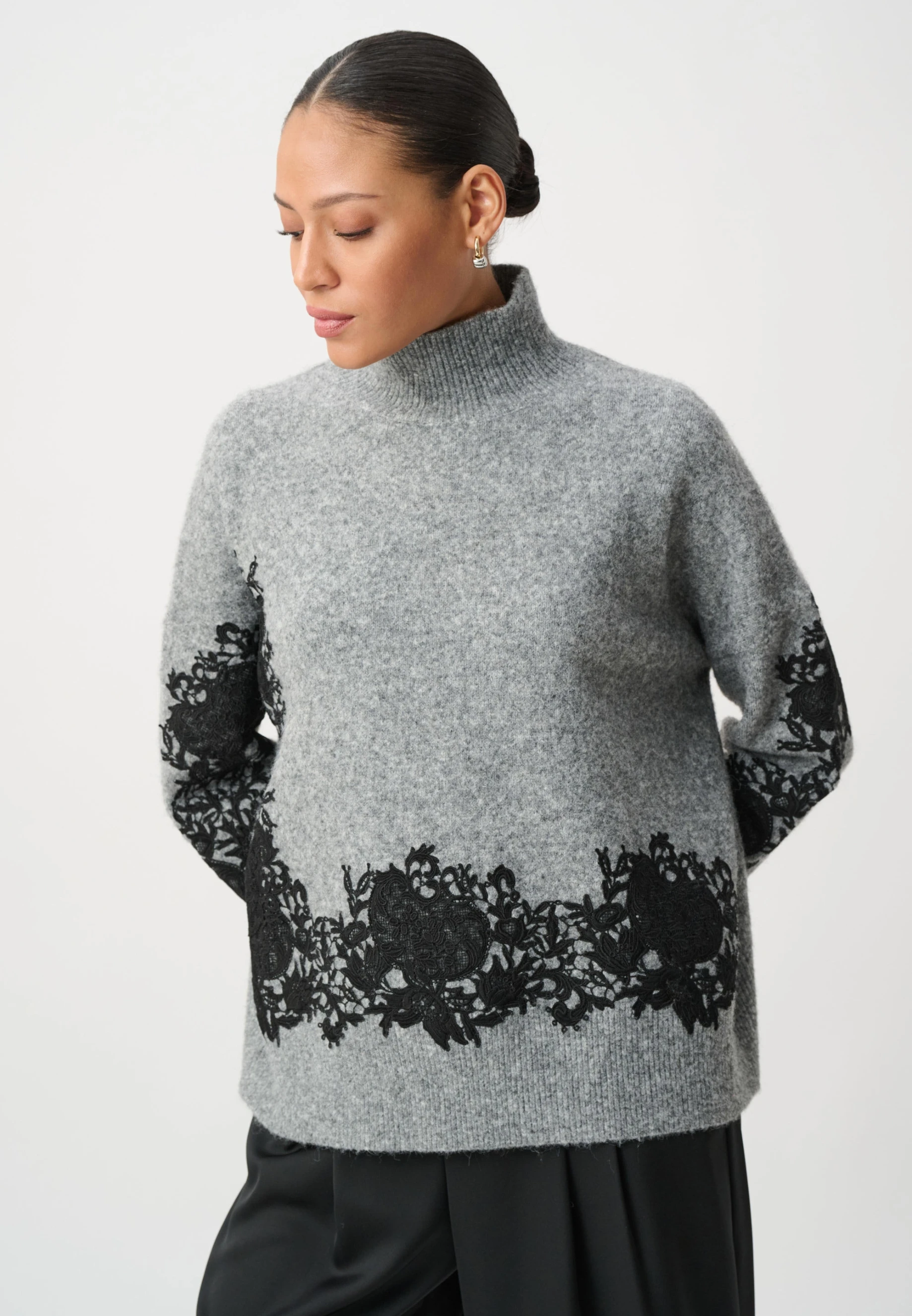 SWETER Z APLIKACJĄ KORONKOWĄ SZARY