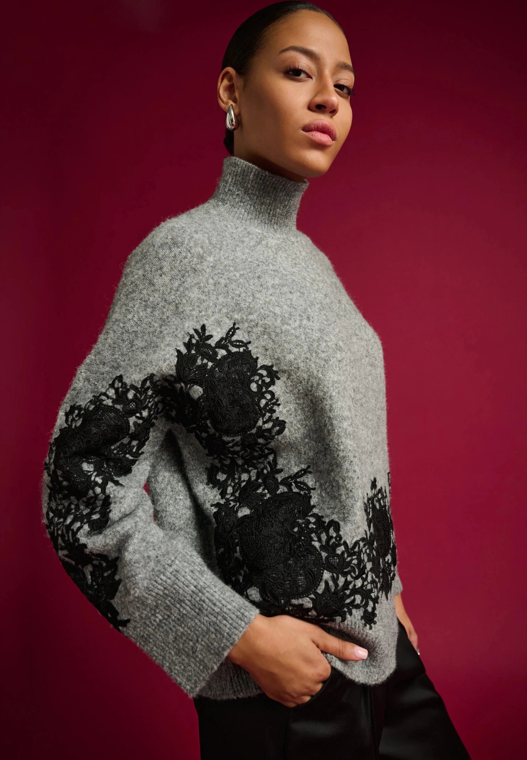 SWETER Z APLIKACJĄ KORONKOWĄ SZARY