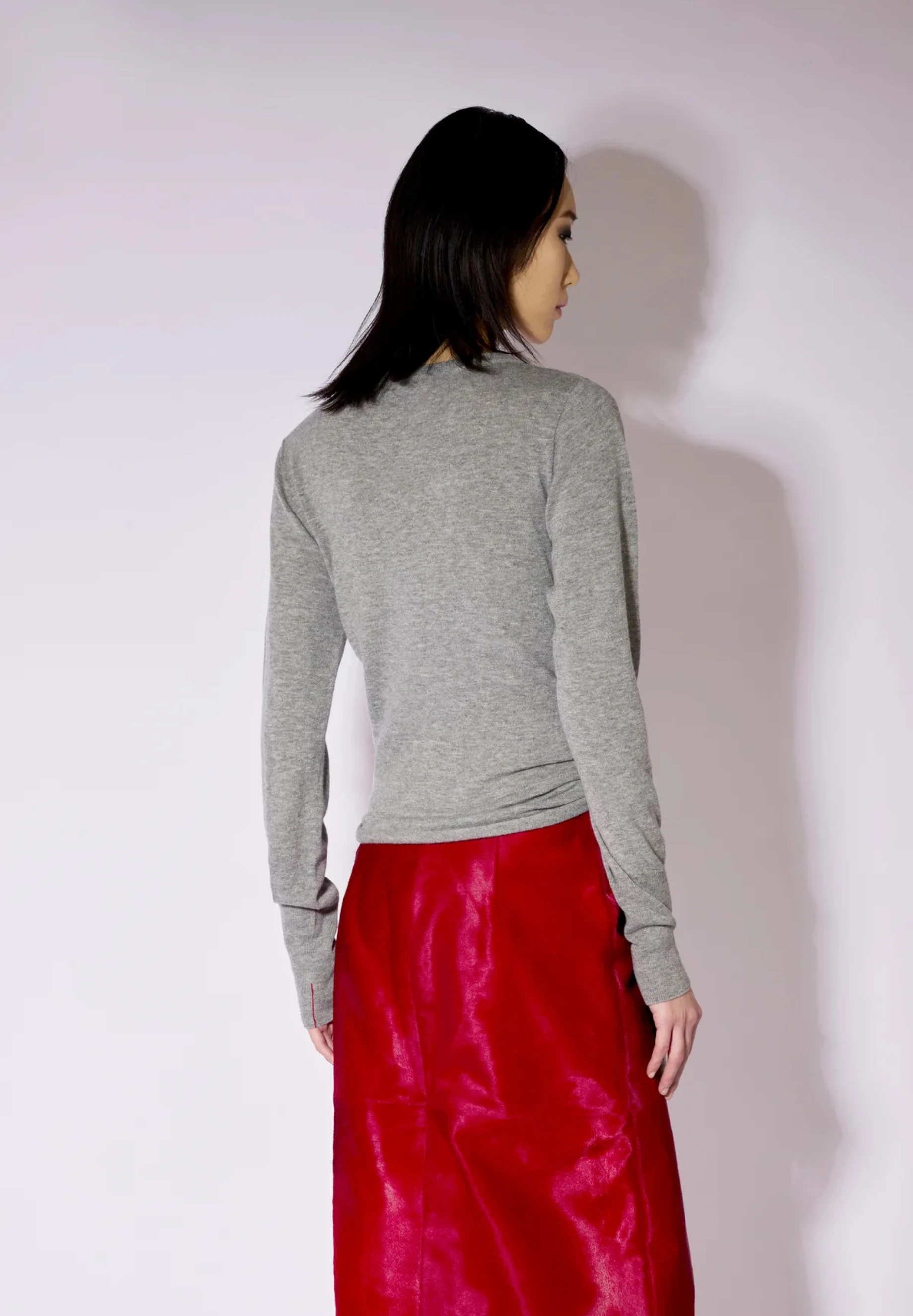 SWETER WEŁNIANY Z WIĄZANIEM SZARY