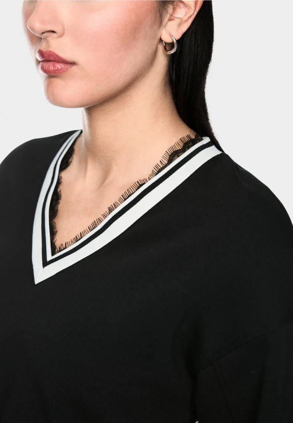 BLUZA Z KORONKOWYMI DETALAMI CZARNA