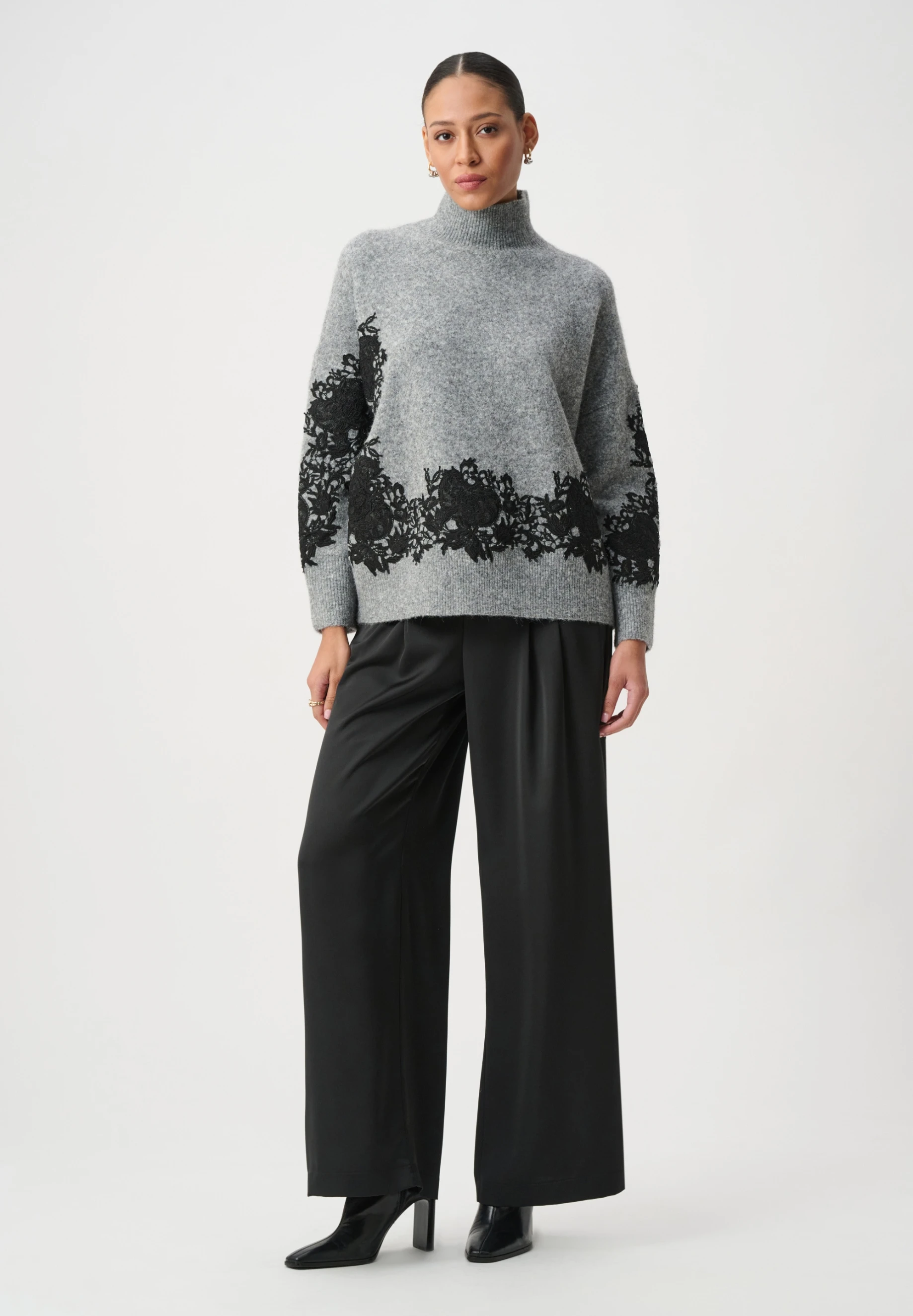 SWETER Z APLIKACJĄ KORONKOWĄ SZARY