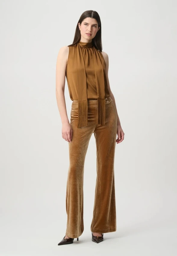 TOP HALTER Z KOKARDĄ OCHRA