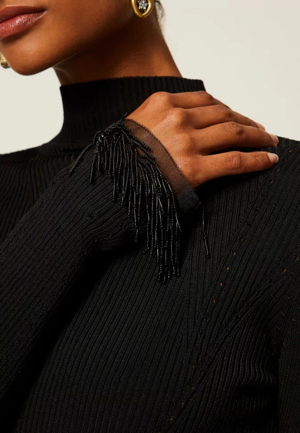 SWETER Z ODPINANYMI MANKIETAMI CZARNY