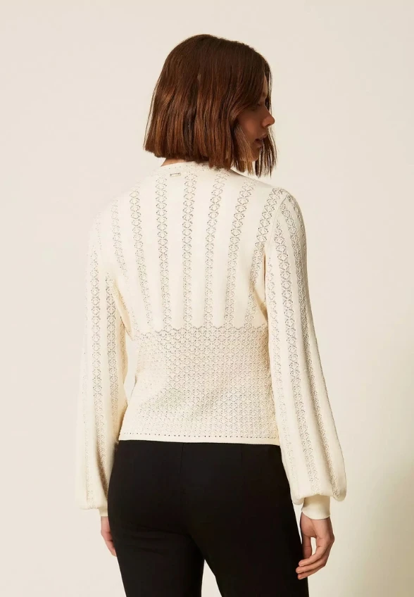 SWETER DZIANINOWY Z AŻUROWYM WZOREM KREMOWY