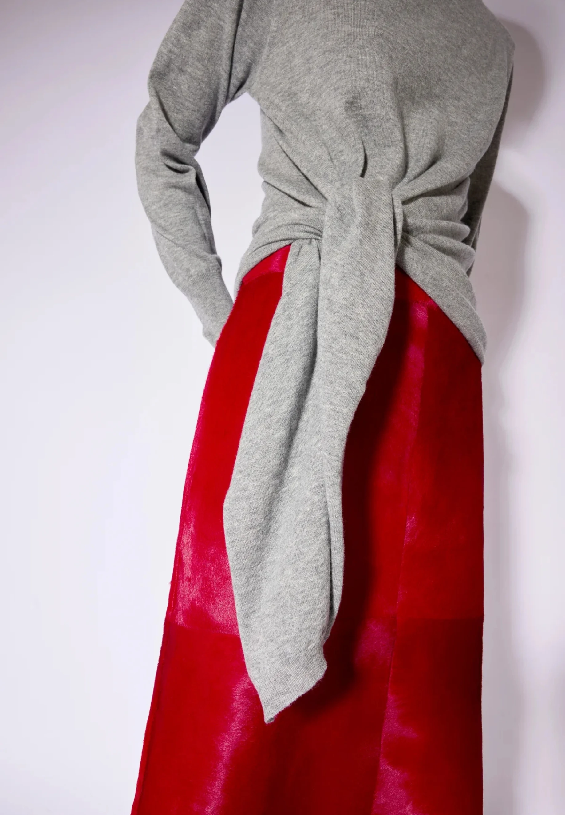 SWETER WEŁNIANY Z WIĄZANIEM SZARY