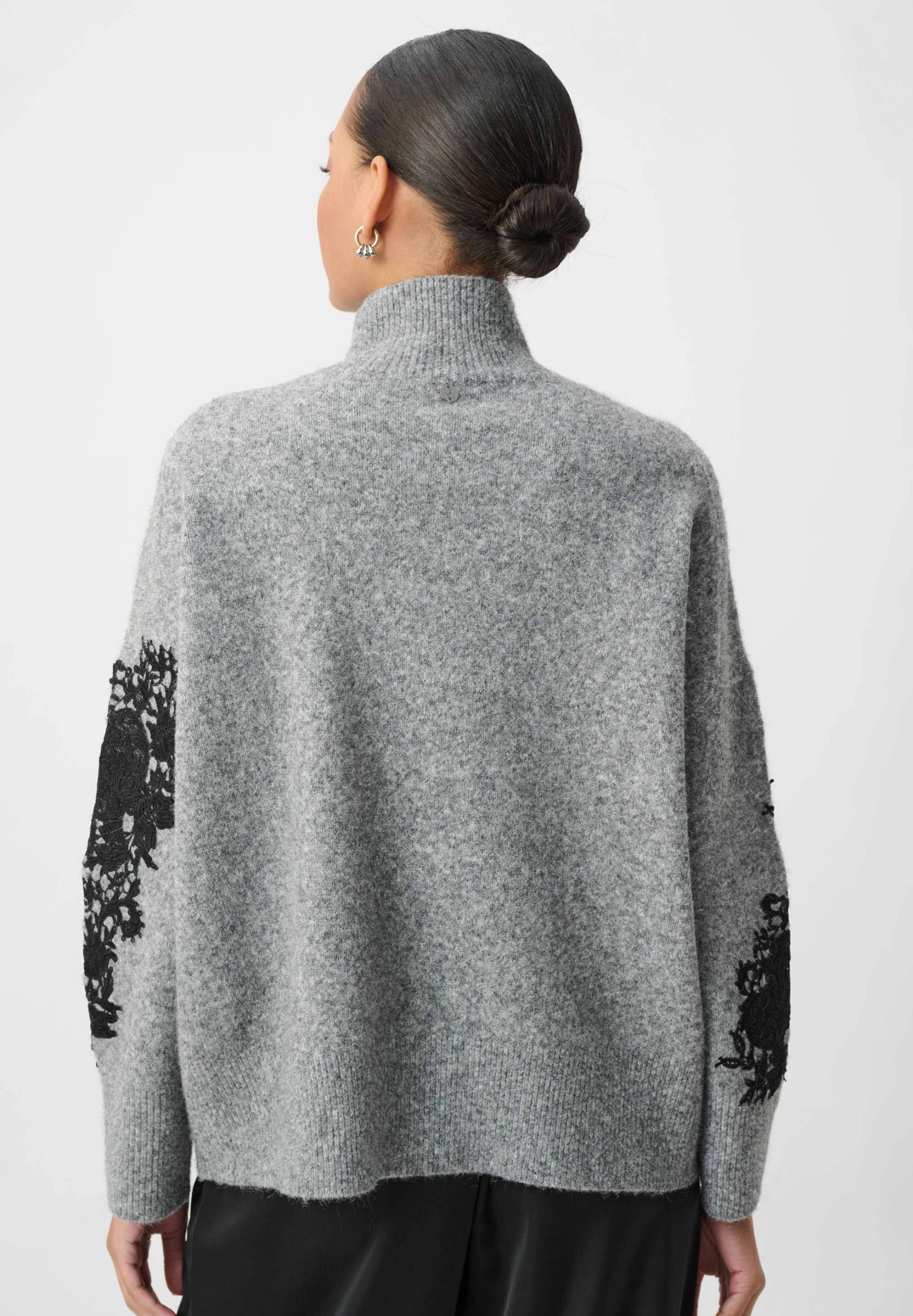 SWETER Z APLIKACJĄ KORONKOWĄ SZARY