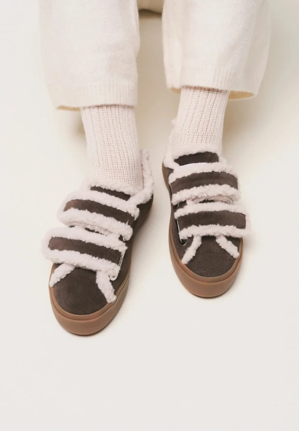 SNEAKERSY SHEARLING LOW VELCRO CIEMNY BRĄZ