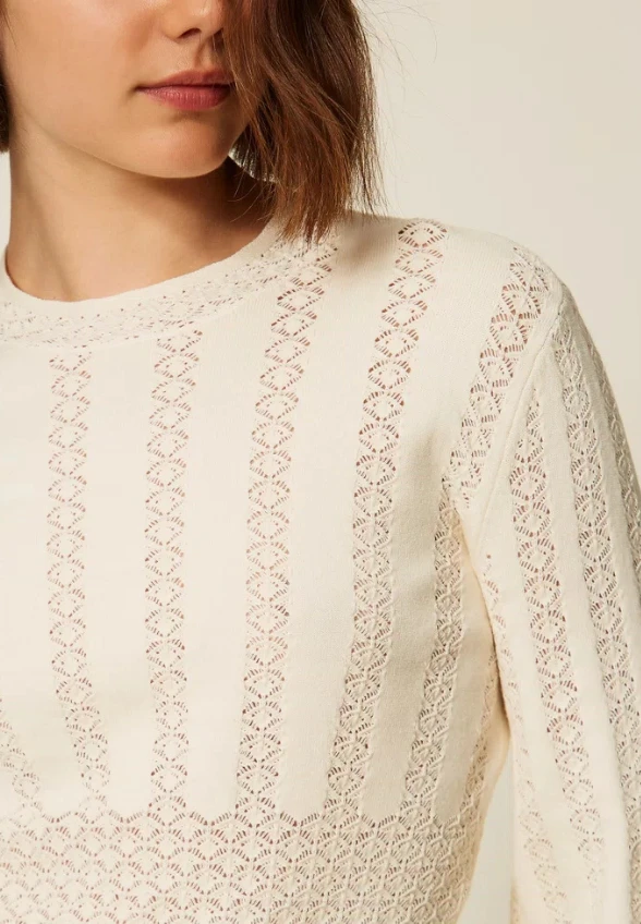 SWETER DZIANINOWY Z AŻUROWYM WZOREM KREMOWY