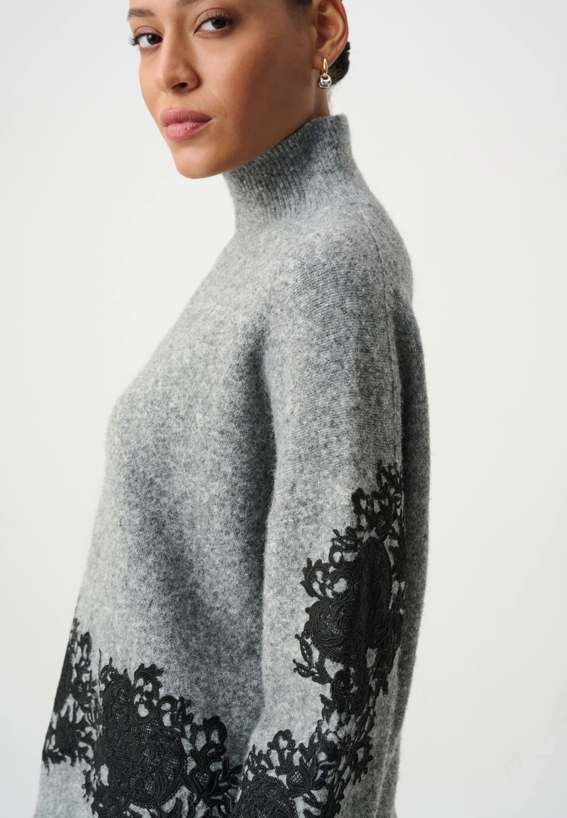 SWETER Z APLIKACJĄ KORONKOWĄ SZARY