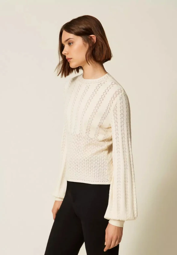 SWETER DZIANINOWY Z AŻUROWYM WZOREM KREMOWY