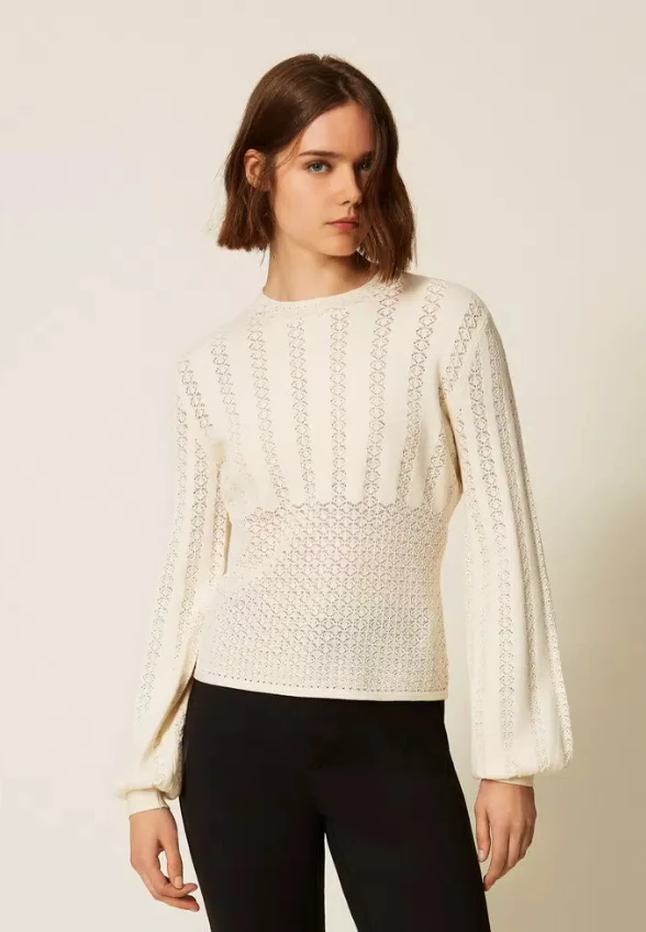 SWETER DZIANINOWY Z AŻUROWYM WZOREM KREMOWY