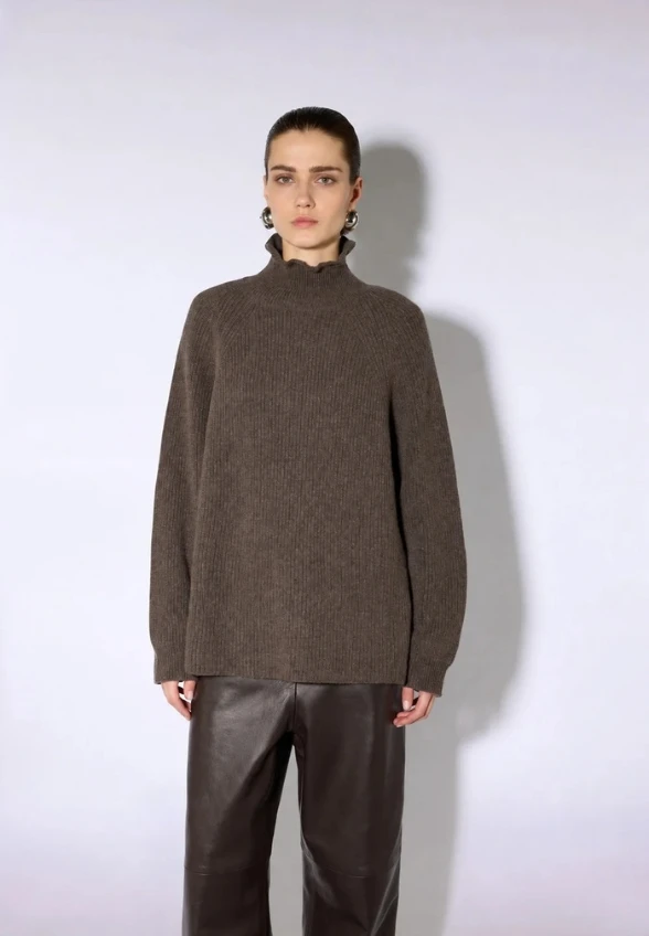 SWETER KASZMIROWY ZE STÓJKĄ BRĄZOWY