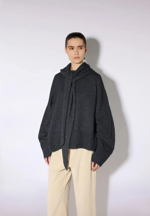 SWETER Z WBUDOWANYM SZALIKIEM ANTRACYTOWY