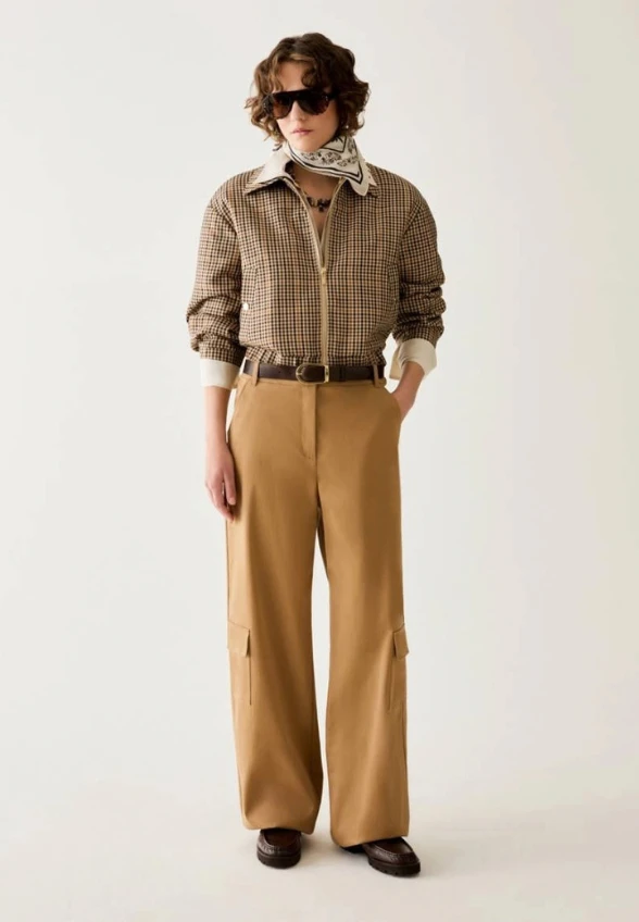 KURTKA TYPU BOMBER W KRATĘ CAMELOWA