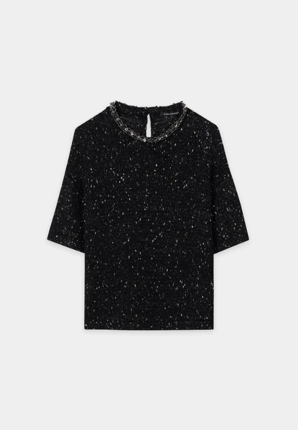 SWETER Z OZDOBNYM DEKOLTEM CZARNY