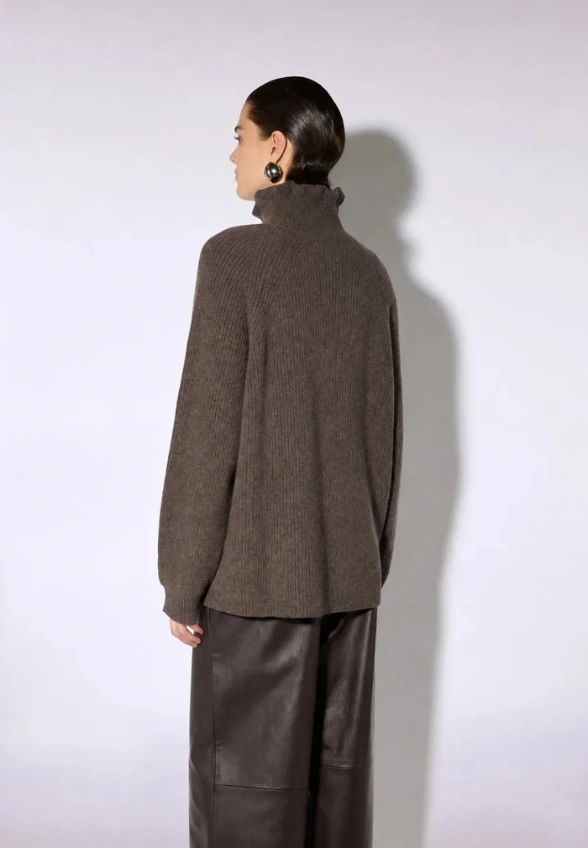 SWETER KASZMIROWY ZE STÓJKĄ BRĄZOWY
